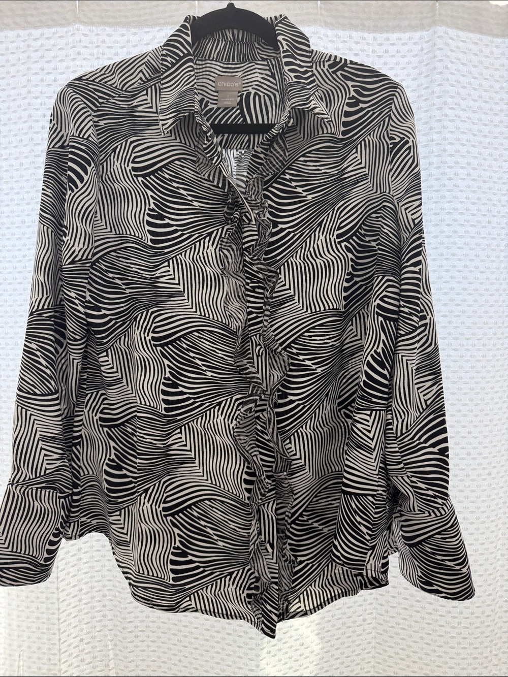 Chico’s Ruffle Front Black & Ivory Print Blouse Size 1 (8/10)